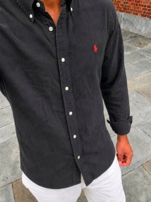 Svart Ralph Lauren skjorta  - Fint skick! Strl M men stor i storlek, passar L Hör av dig vid frågor! 