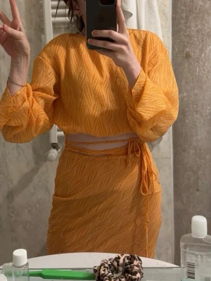 Crop top - Härlig och luftig crop top med knytband. Kan skicka med kjolen om man vill, har dock missfärgat denlite på baksidan med vanish 🥲(se bild 4). Annars fint skick!