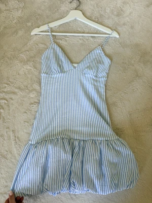 bershka klänning  - så snygg och slutsåld, andvänd 1 gång!!💕storlwk M men sitter mer som en S