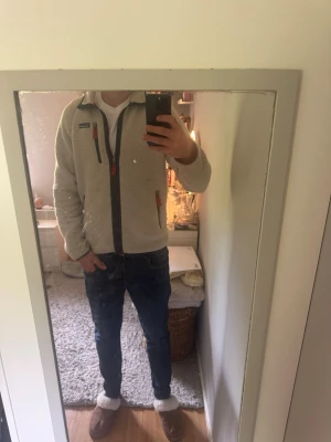 Beige fleecejacka från Patagonia - Säljer en beige fleecejacka från Patagonia med dragkedja framtill, Storlek M passar mig på 187 bra. Skicket är bra, kanske lite skitig på bilden eftersom den inte är tvättad nydligen men sker tvätt innan försäljning Perfekt att ha och dra på ifall det blir lite kyligt på sommarkvällarna och riktigt skön att ha på sig. Pris inte hugget i sten