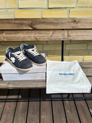 The Gallerist skor .  - Säljer nu minna gallerist skor. Dem är i fint skick och mockan är fortfarande fluffig. Dem är i storlek 44. 