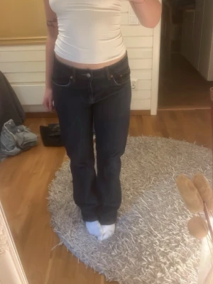 Mörkblå raka jeans från 157 - Säljer ett par raka mörkblå jeans från lager 157 i storlek S (full length). De är något långa på mig som är 167 mend det funkar. 🤗