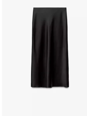 Lång svart satinkjol från Zara    - Säljer en jättefin lång svart satinkjol från Zara som endast är använd fåtal gånger💕