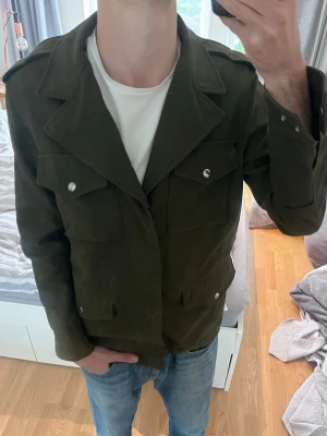 Overshirt från Zadig & Voltaire - Snygg Mörkgrön overshirt från Zadig & Voltaire | Den har gott sönder i liksom innertyget på början av armarna (Se bilder) den går att använda bra ändå och går nog att sy igen för den som orkar, annars bra skick | Storlek S men sitter mer som M |