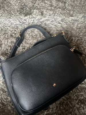 Väska  - Snygg väska från Anna Field. Armväska och axelväska! Passar bra till allt! 💗💗