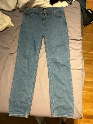 Blåa jeans - Fina blåa jeans från LEE. Storlek 32 32. 