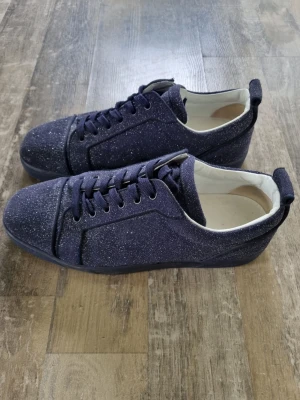 Louboutin  - Cristinan louboutin skor nya modellen nypris 20 000kr mitt pris 4800kr.                  Skicka 9/10.                                     självklart äkta 