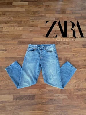 Straight Fit Jeans  - ZARA Jeans Straight Fit – Storlek 42 – Nyskick Stilrena Zara-jeans i ljusblå denim med rak straight fit-passform. Klassisk modell som sitter bekvämt och ger en tidlös, clean look som passar till allt i garderoben. Mycket fint skick / nyskick utan synliga slitningar eller skador.  ✅ Storlek: 42 (EUR) ✅ Rak passform (straight leg) ✅ Ljusblå tvätt ✅ Nyskick  Perfekta basjeans för både vardag och mer uppklädda outfits. 📦 Snabb leverans – skickas samma dag (om ej hindr.) 📩 Hör av dig vid frågor