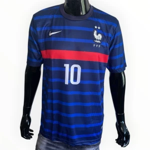 Frankrike Tröja Mbappe#10 Strl M - Helt ny, högkvalitativ replika  Storlek: M  Pris: 299 kr  Leverans: Skickas inom 24 timmar  Observera: Begränsat antal i lager – först till kvarn gäller  