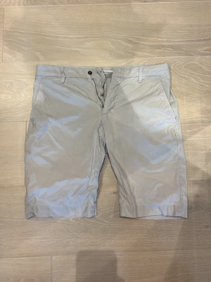 Dondup shorts - Snygga beige chinos shorts som är perfekta nu för sommaren
