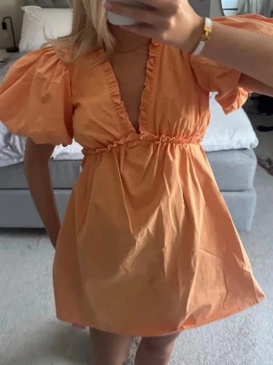 Persikofärgad kort klänning med puffärm - Så söt klänning 🧡🩷🩷🩷 kan posta idag om de önskas att den ska komma fram innan midsommar 🫶🫶🫶