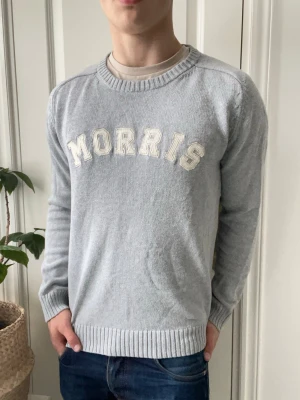 Morris stickad tröja  - Morris stickad tröja, kan uppfattas som lite ustretchad. Men kan också bara vara att den är stor på modellen. Modellen i bilderna är 180 cm 75 kg och bär Storlek L , Kom med frågor! 🌟 (Kan gå ned i pris vid köp av paket 😉) 