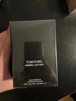 Tom Ford Ombré Leather EdP 100ml - Tom Ford Ombré Leather Eau de Parfum är en lyxig parfym i svart, stilren förpackning. Flaskan rymmer 100 ml och doften är känd för sina lädertoner och eleganta känsla. Perfekt för dig som gillar exklusiva och djupa dofter.
