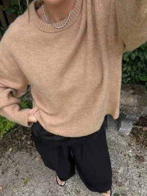 Stickad tröja från Ginatricot - Mysig stickad tröja från Ginatricot  med rund halsringning och avslappnad passform. Tröjan är som ny. Kommer från ett rök- och djurfritt hem 