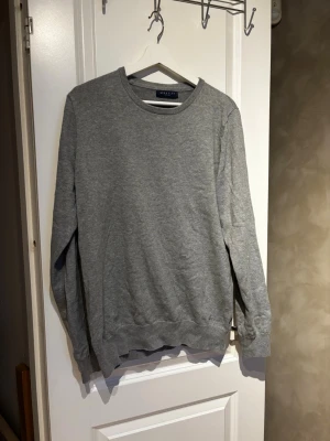 Grå sweatshirt från Berkeley - Tjena säljer nu denna riktigt feta sweatshirten i storlek M. Tröjan är egentligen i storlek L men den kommer inte att passa Den är i mycket bra skick och det är bara höra av er vid frågor eller funderingar!