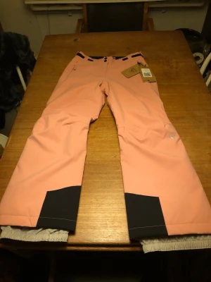 Skidbyxor. Ny m prislapp. Rossignol blekrosa. - Blekrosa. Helt nya med prislapp.  Stl  12/ 152. Inköpta 11 feb -26. Scanna QR koden på bilderna för mer info. Snart sportlov👍 