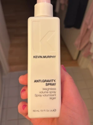 Kevin Murphy Anti.Gravity Spray - Volymspray från Kevin Murphy i en stilren, ljusbeige plastflaska. Ger viktlös volym till håret och passar perfekt för att skapa fyllighet utan att tynga ner. Innehåller 150 ml och har en modern, minimalistisk design.