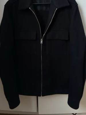 Svart overshirt från H&M - En lite schysstare variant av overshirt. Använd några gånger . Hör av er om ni har funderingar 👍🔜