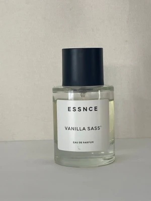 ESSNCE Vanilla Sass - ESSNCE Vanilla Sass' Eau de Parfum  topnot vanilj, lavendel, kakao, ingefära. Hjärtnot vaniljkaviar. Basnot vanilla Absolute 