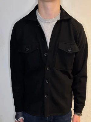 Svart overshirt  - Strl - S | Skick - 10/10 | Nypris - ca 1300kr | Vid minsta lilla fundering är det bara att höra av sig!