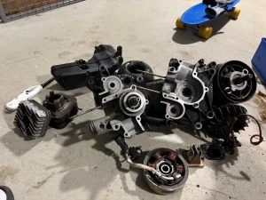 Motordelar till moped, svart och silver - Säljer ett gäng motordelar till moped, bland annat vevhus, cylinder, svänghjul och tändspole. Delarna är mestadels i metall och plast, färgerna är svart och silver. Perfekt för dig som vill meka eller behöver reservdelar till din moppe. Skriv om ni är intresserade , eller minsta lilla fråga 