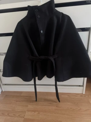 Svart kappa poncho  - Svart kappa i storlek S! 