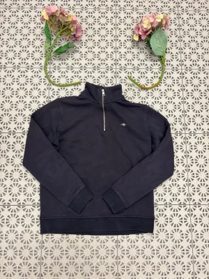 Gant quarter zip - Bought at Kids brand store for 1199 kr= 110 euros Haven’t used it that much, really good quality, no marks no issues whatsoever. It’s kid size 176 cm doesn’t fit me anymore as am nearly 185 cm. For anymore info or questions please contact me🙏👍😃