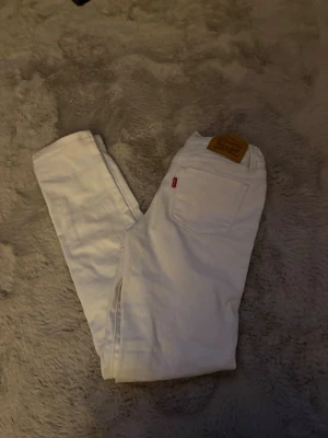 Vita Levis jeans  - Vita Levis jeans i storlek 140. Helt nya nypris 598kr vårt pris 99kr