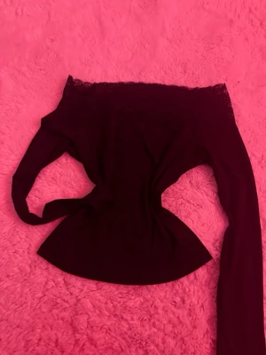 Offshoulder svart tröja - En offshoulder tröja med spets på toppen. Jätte fin för dig som vill ha antingen en y2k look eller basic! Är från Shein och är storlek xs/s.