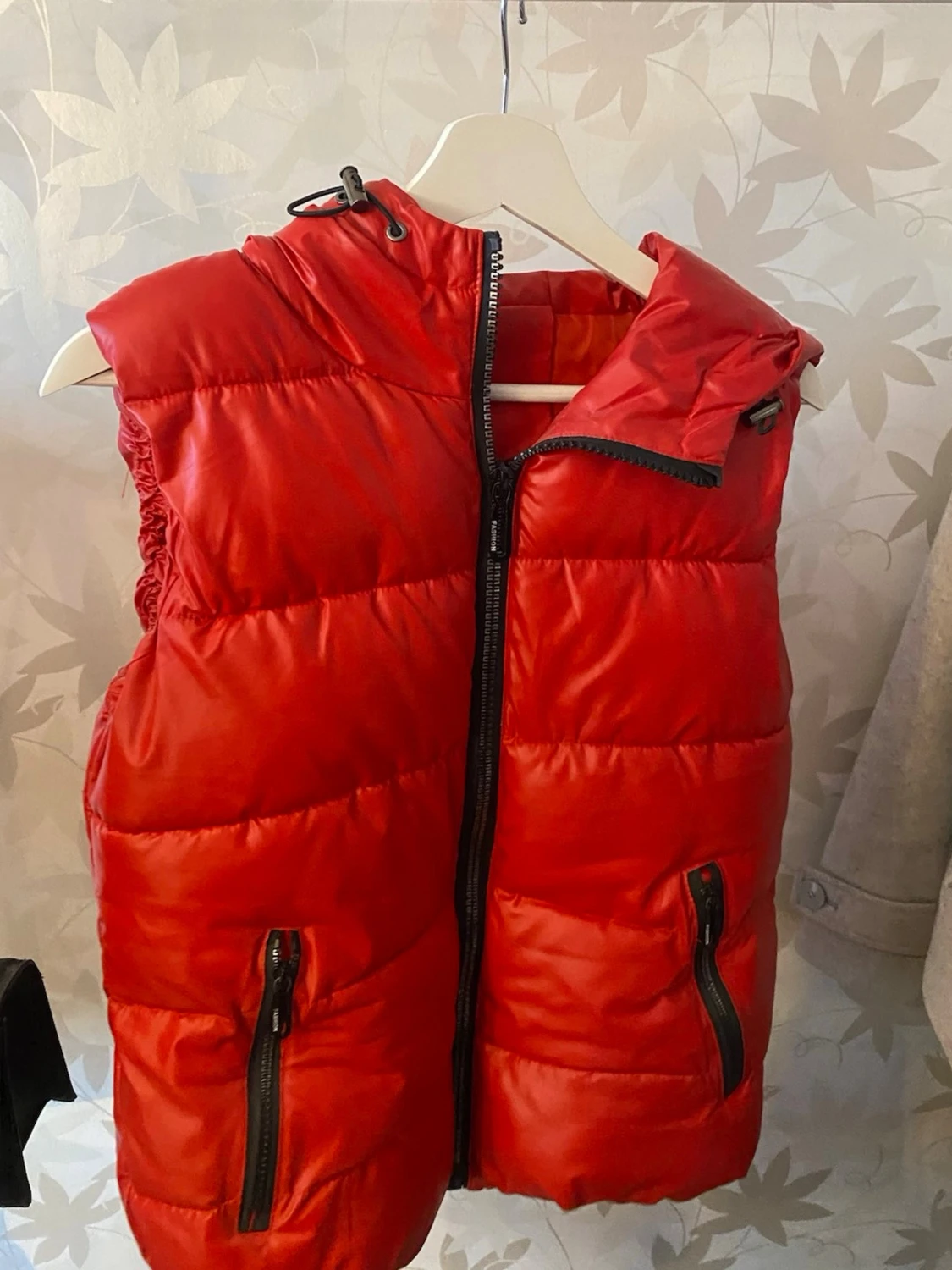 Röd dunväst med huva och dragkedja - 1