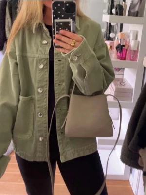 Trendig Grön Zara jeansjacka  - Superfin och trendig!! Liten fläck men inget som syns tydligt, går nog att få bort lätt! 
