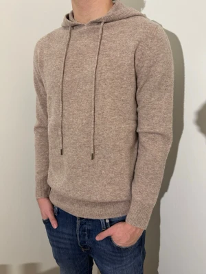 Merinoull hoodie  - En extremt snygg merinoull hoodie i färgen beige i väldigt skönt material🤩 Storlek M, helt oanvänt! Hör av dig vid minsta lilla fundering!⭐️