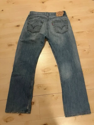 Vintage Levi’s jeans - Vintage par Levi’s jeans.  Kan inte säga storleken som visas på byxorna då det blir vilseledande (pga vintage).  Utgå från denna information:  längd: 182,5  vikt: 77kg  Jag brukar använda levi 32/32. Dessa är LITE för långa för mig. 