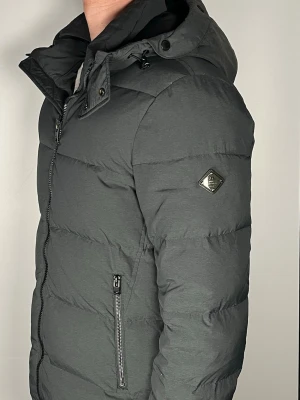 J.Lindeberg jacka - Säljer en riktigt snygg och trendig J.Lindeberg jacka i fint skick, storlek S, vid frågor är det bara att skriva //Gramenti