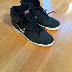Nike SB Dunk High Oski Shark - Kom aldrig till användning inte riktigt min stil, testade en dag men varit förvarade sen dess. Ingen box därav priset. Strl 45,5