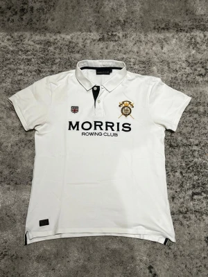 Morris piké - En riktigt fin piké ifrån Morris! Den är i ett mycket bra skick och i herrstorlek L men sitter som en M enligt mig!👌 Tveka inte på att skriva ifall du är i behov av fler bilder på plagget eller mått! 📸📏 Skriv vid minsta lilla fundering då jag oftast svarar fort! 💬 Fraktar alltid samma dag eller dagen efter beställning! 🚛