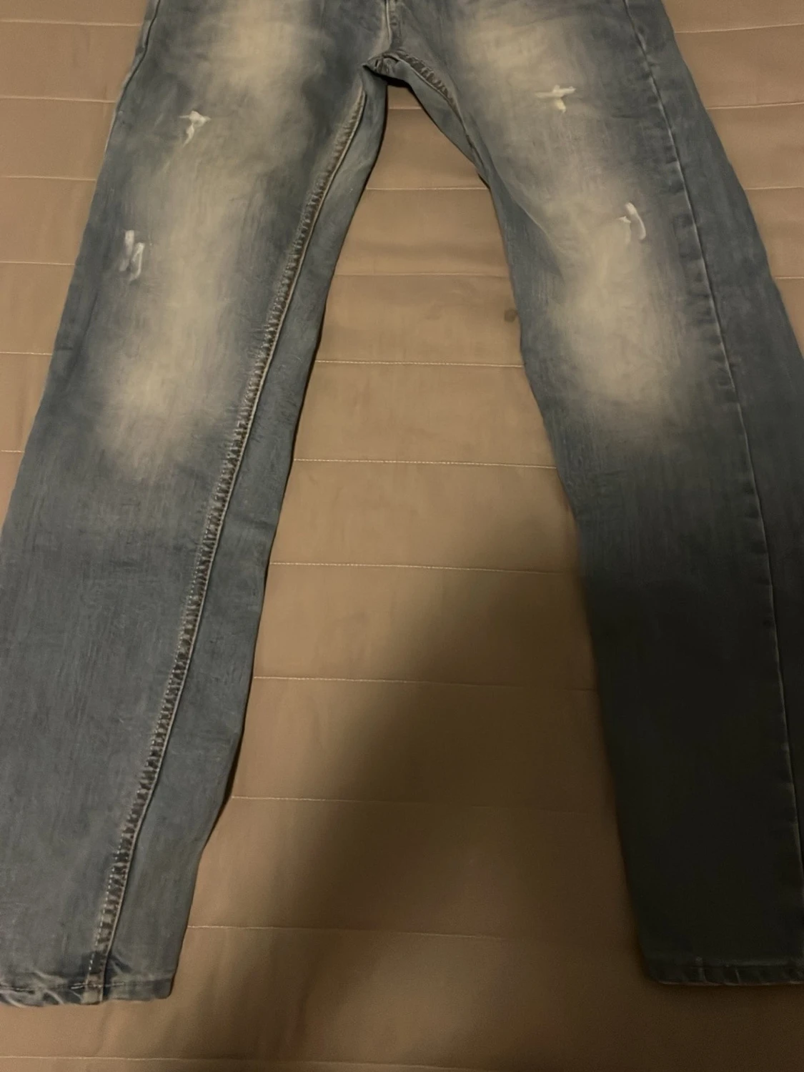 Ljusblå slitna jeans med raka ben