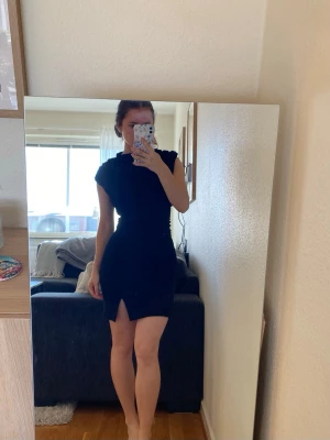 Kjol - Jättefin svart kjol från New yorker i bra skick❤️ Väldigt stretchig så passar både XS och S