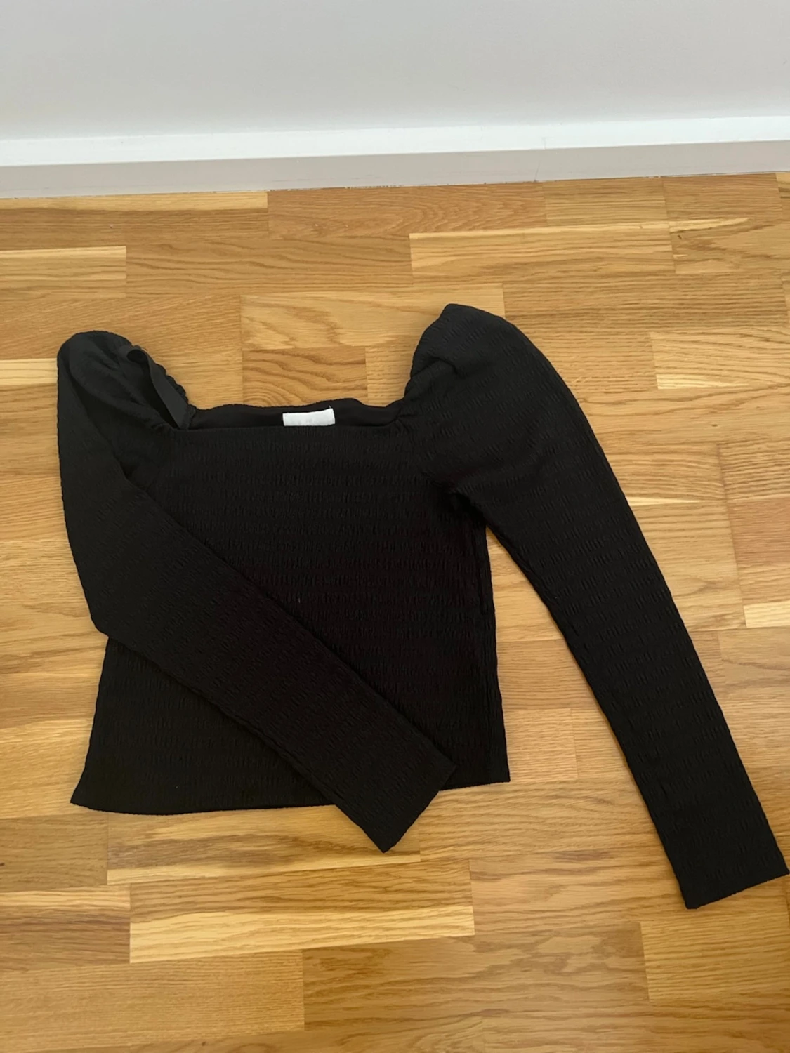 Svart långärmad topp med puffärm