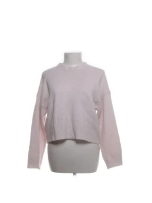 Ljusrosa stickad tröja  - Söt ljusrosa stickad tröja från Subdued i storlek xs. Den är köpt på sellpy men säljer då den inte kommer till användning, pris kan diskuteras💕