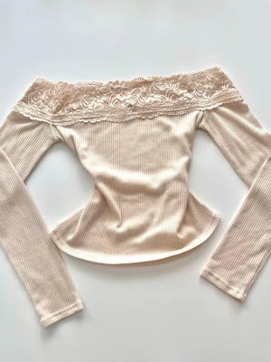 Spets Offshoulder  - Så unik och fin Offshoulder med spetsdetaljer! Storlek M💕 Skriv bara om ni har frågor:)