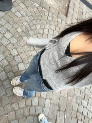 Stickad Gina tröja  - Jätte söt grå stickad Gina tröja i storlek S. Säljer pga att jag it tycker den sitter bra på mig. Har använts få gånger, banden är lite ut stretchade men it synligt alls inga fläckar efter som att den e använd några gånger säljer jag den billigare 