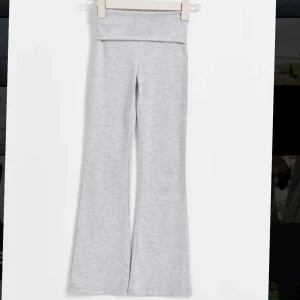 Grå bootcut yoga pants  - Snygga ljusgrå mjukisbyxor med bootcut-ben och bred midja. Perfekta för en chill och avslappnad stil. Mjukt material som känns skönt mot huden och ger en trendig vibe.