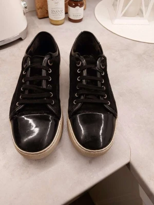 Lancin cap toe - Säljer ett par schysta lanvins i storlek uk 6 som passar 40-41. Skorna ser bra ut i övrigt bara en liten del av stygnen på skon som lossnat bak. Tveka inte på atr höra av er