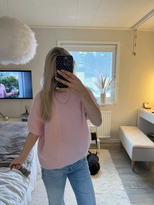 Ljusrosa stickad tröja med kort ärm - Säljer min rosa stickade tröja från Gina tricot. Den är i storlek xl, men skulle säga att den passar på folk som har S/xs (beroende på hur man vill att passformen ska vara såklart)
