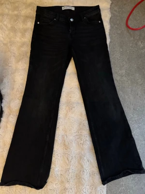 Svarta straightleg jeans  - Säljer ett par svarta straightleg jeans. Jeansen har klassisk femficksmodell, normal midja och raka ben som går ut lite nedtill. 