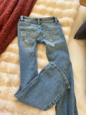 Low rise bootcut jeans gina - Så snygga lågmidjade jeans med bootcut från Gina Young i strl xs💞 jag är 168cm lång☺️endast använd en gång så precis som nya💓modellen heter ”for real low jeans curve”