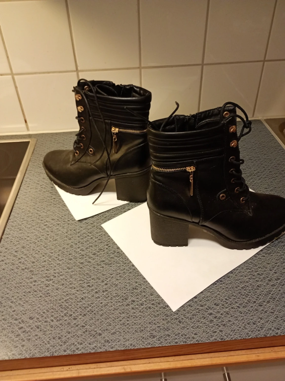 Svarta boots med klack och snörning stl 39  - 2