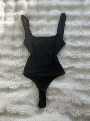 Svart body - jätte snygg svart body. Den har dock inte kommit till användning💕
