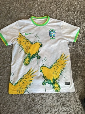  Brasilien tröja  - Tröja. Är i väldigt bra skick, finns i storlek L men kan även passa M. Hör av dig om du är intresserad!!